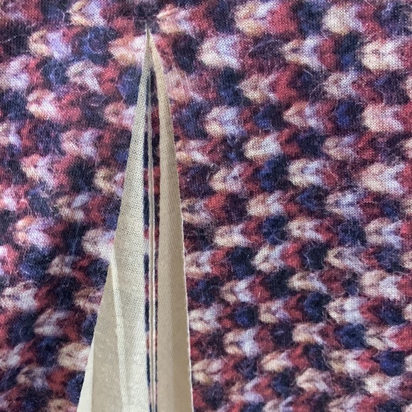 Sweater print top / tshirt with scoop neck. - Picture 4 of 5